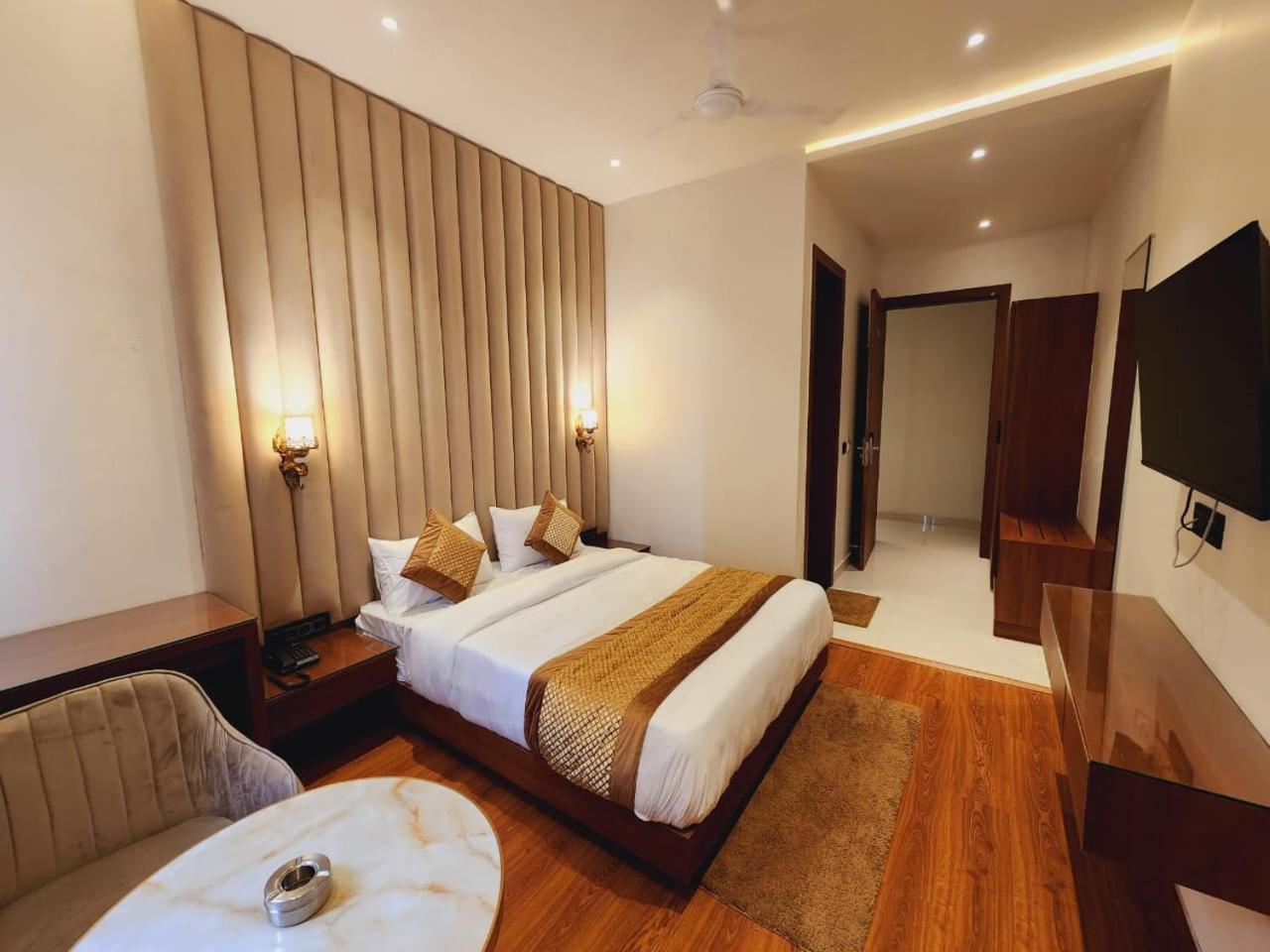Shehnai Hotel And Banquet Hisār 外观 照片